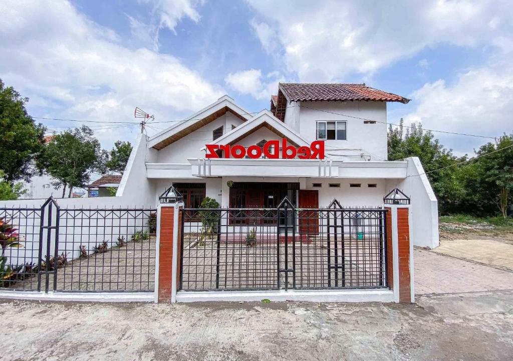 Oro Oro Ombo Hotel | RedDoorz near Eco Green Park Batu