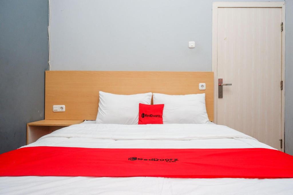 Batang Hotel | RedDoorz near Exit Tol Batang
