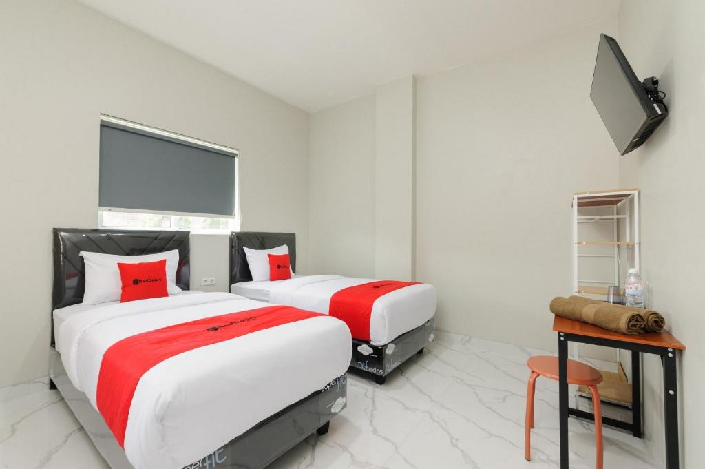 Rajabasa Hotel | RedDoorz near GSG UNILA Lampung