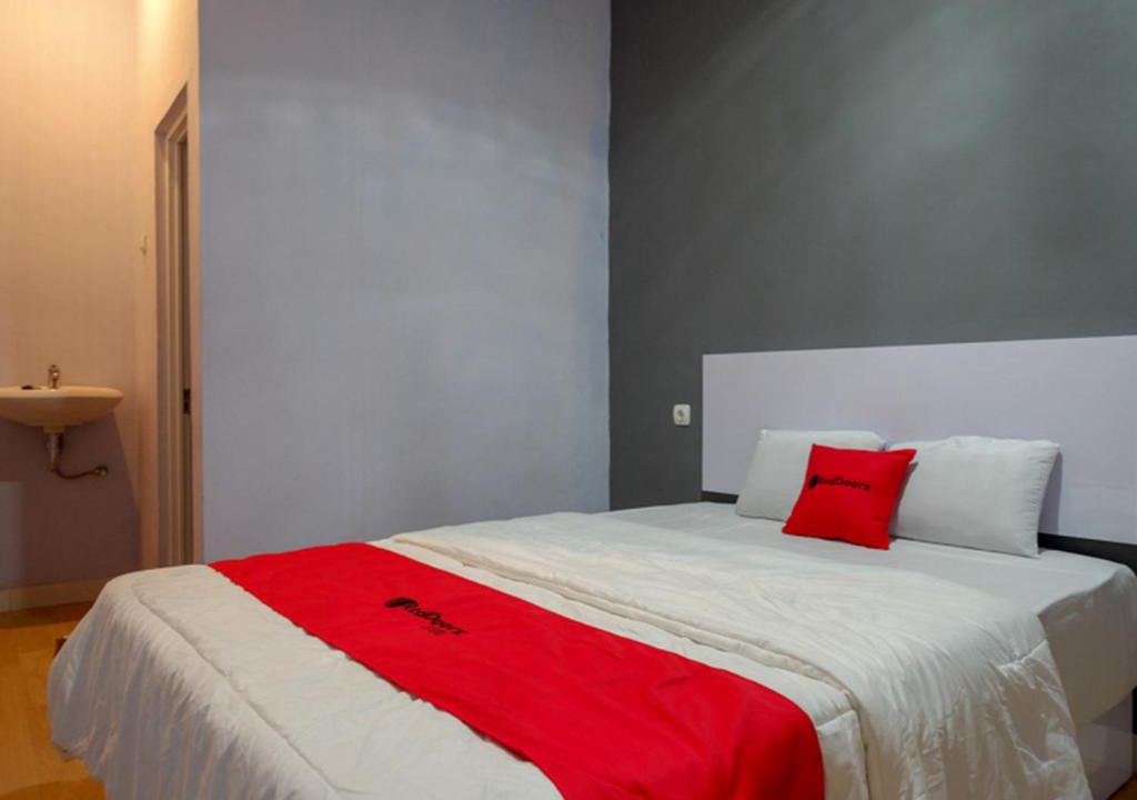 Batang Hotel | RedDoorz near Pasar Batang