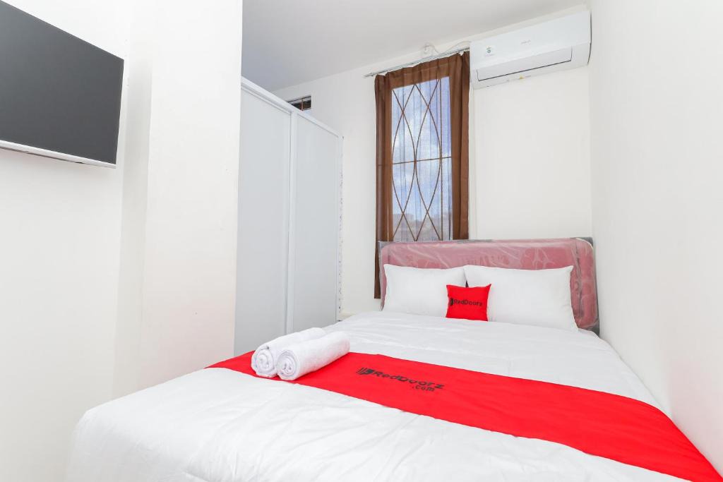 Serang Hotel | RedDoorz near Pasar Lama Serang