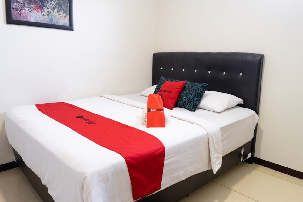 Bandung Hotel | RedDoorz Near Setrasari Mall 4