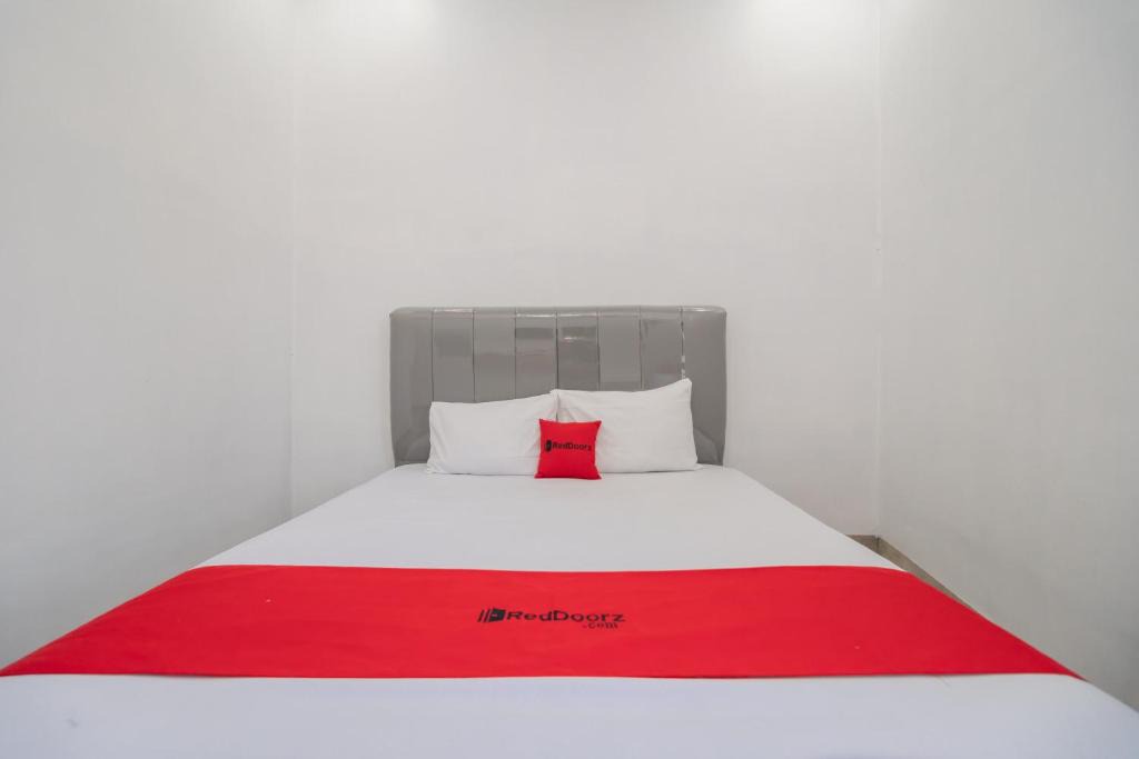 Rajabasa Hotel | RedDoorz near Tugu Coklat Pesawaran Lampung