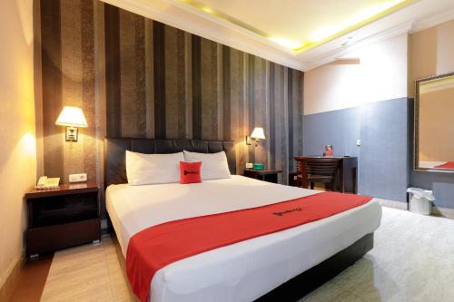 Cilegon Hotel | RedDoorz Plus near Simpang Tiga Tritayasa Cilegon