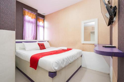 Bekasi Timur Hotel | RedDoorz Plus near Stasiun Bekasi