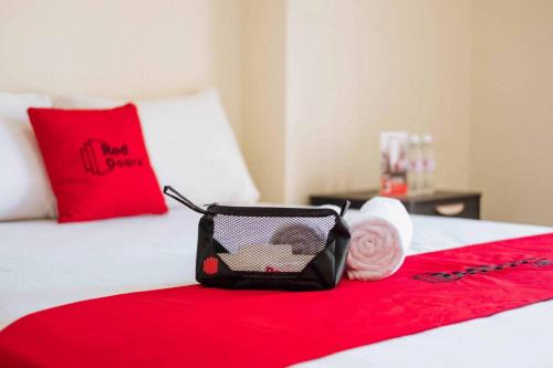 Lubuklinggau Hotel | RedDoorz Syariah at Sherren Guest House Lubuk Linggau
