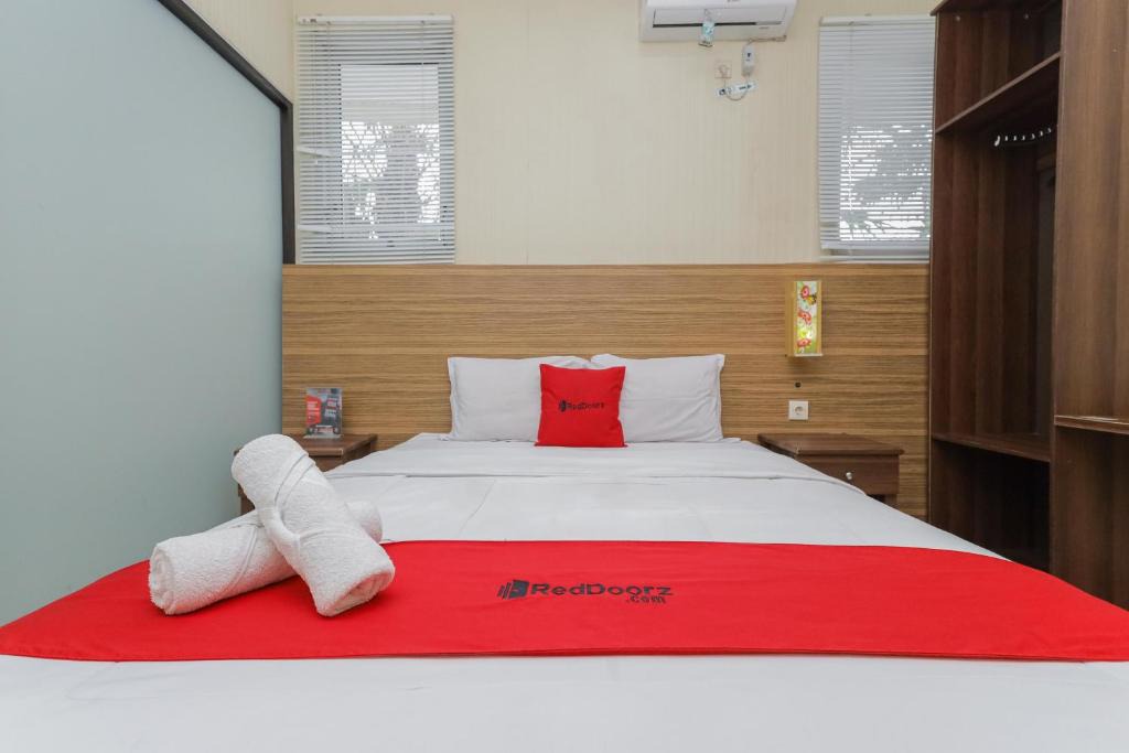 Klojen Hotel | RedDoorz Syariah @ Klojen Malang