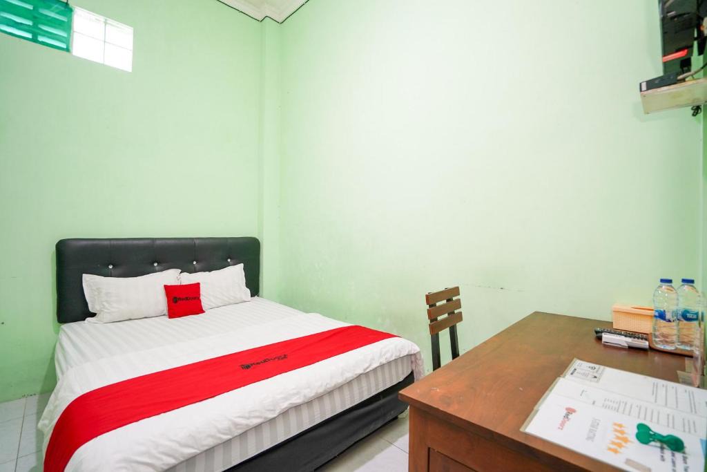 Mlati Hotel | RedDoorz Syariah near Monumen Jogja Kembali