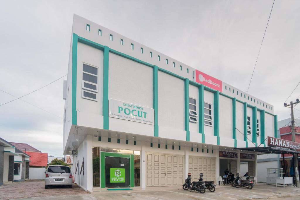 Banda Aceh Hotel | RedDoorz Syariah near Pelabuhan Ulee Lheue Banda Aceh