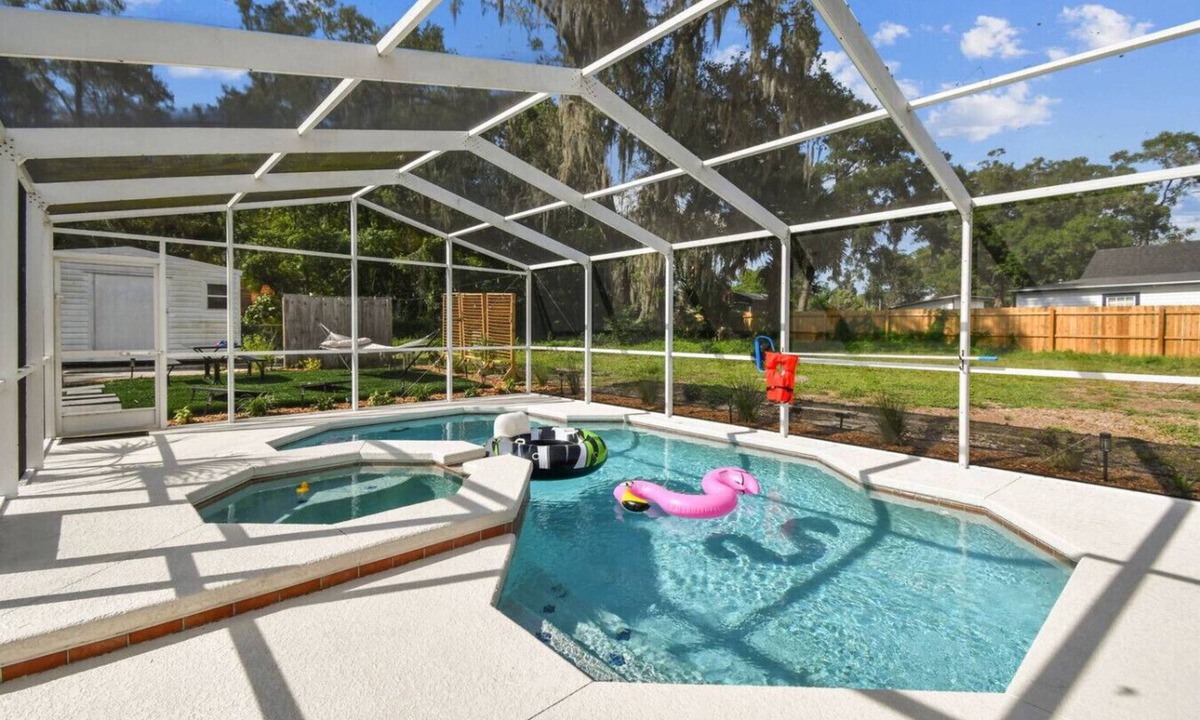 Mount Plymouth House | Relaxing Modern Home Sleeps 6/Pool/BBQ/Firepit