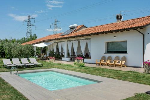 Puliciano House | Renovated Barn Among Vineyards Near Arezzo