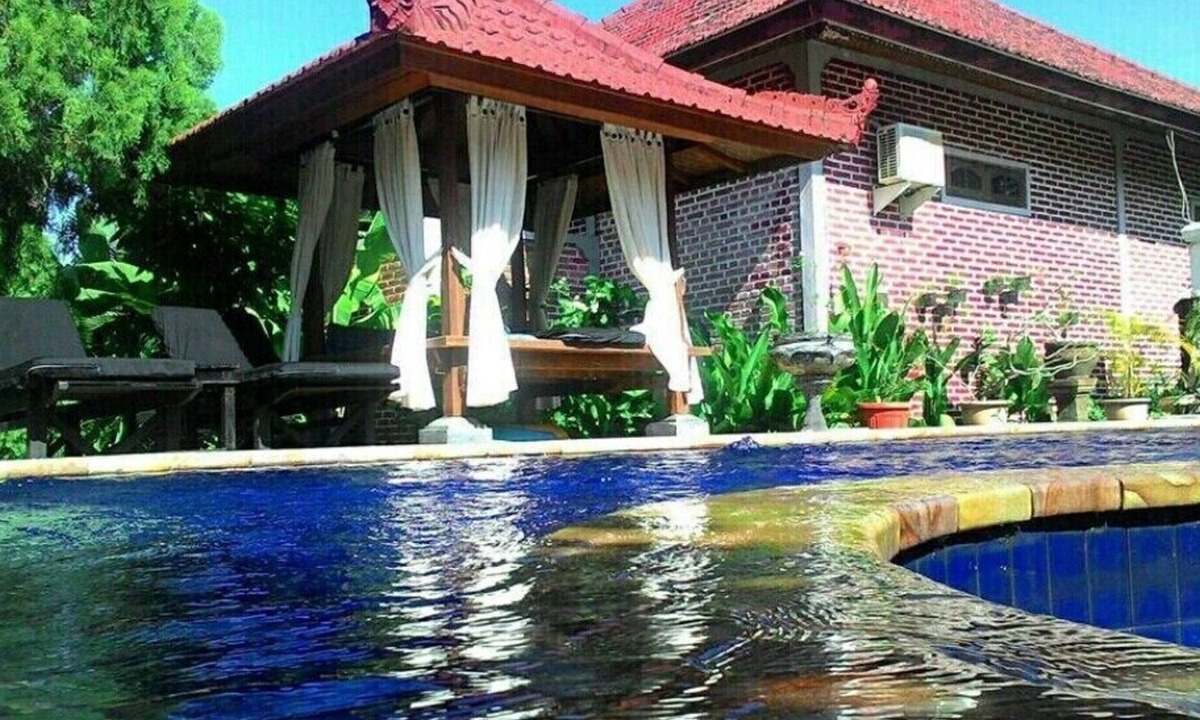 Tukad Mungga Bed & Breakfast | Romantic 4 post bed, fiber internet