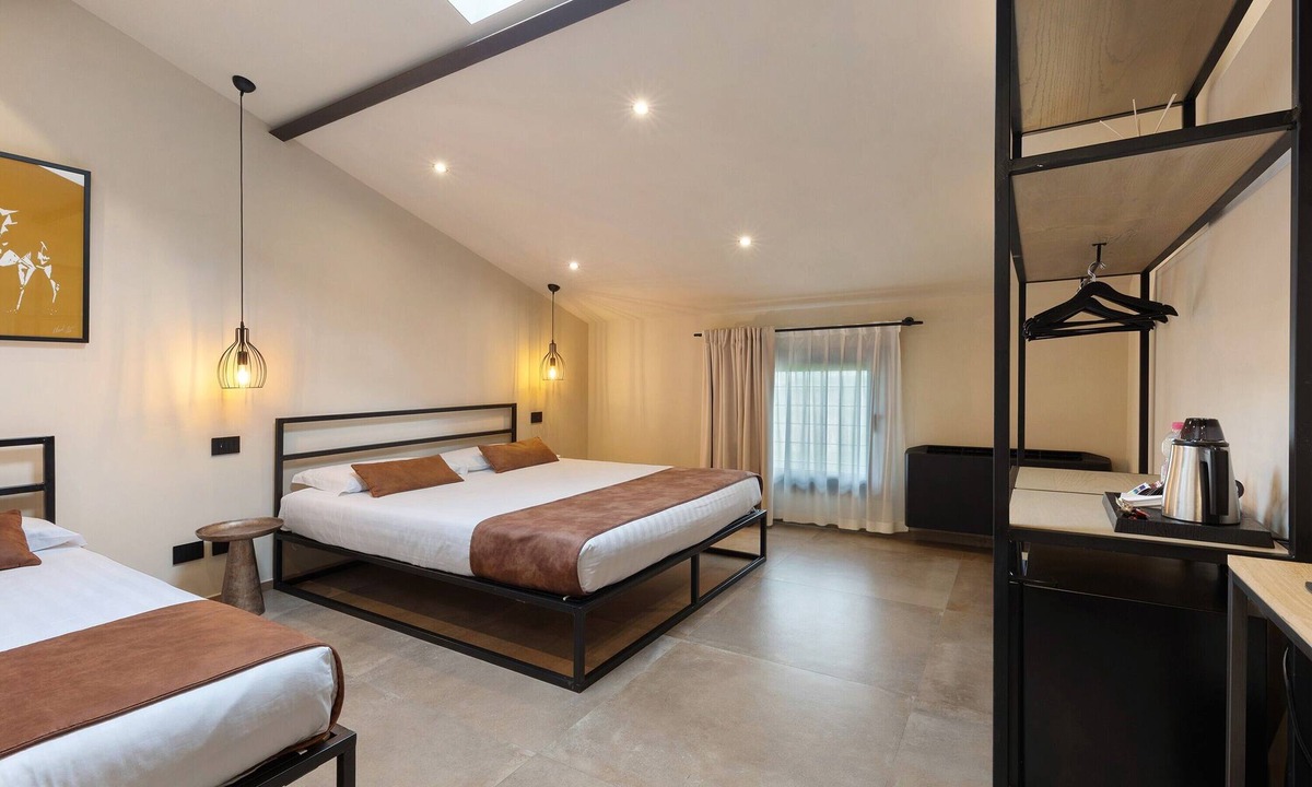 Castelnuovo del Garda Apartment | Room 'Agr Casa Pezzo Triple Room 2' with Shared Pool, Wi-Fi and Air Conditioning