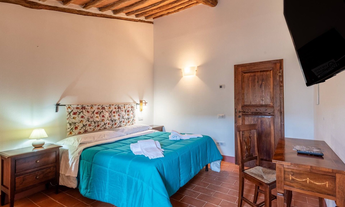 Simignano Apartment | Room 'Monnecchi' - Agriturismo la Taverna di Celsa with Shared Pool