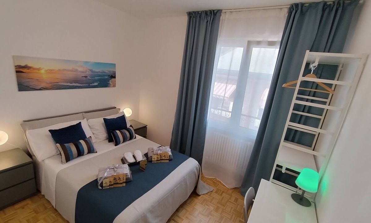 Camin Apartment | 'Royal Residence' Apartment with Shared Garden, Wi-Fi, and Air Conditioning