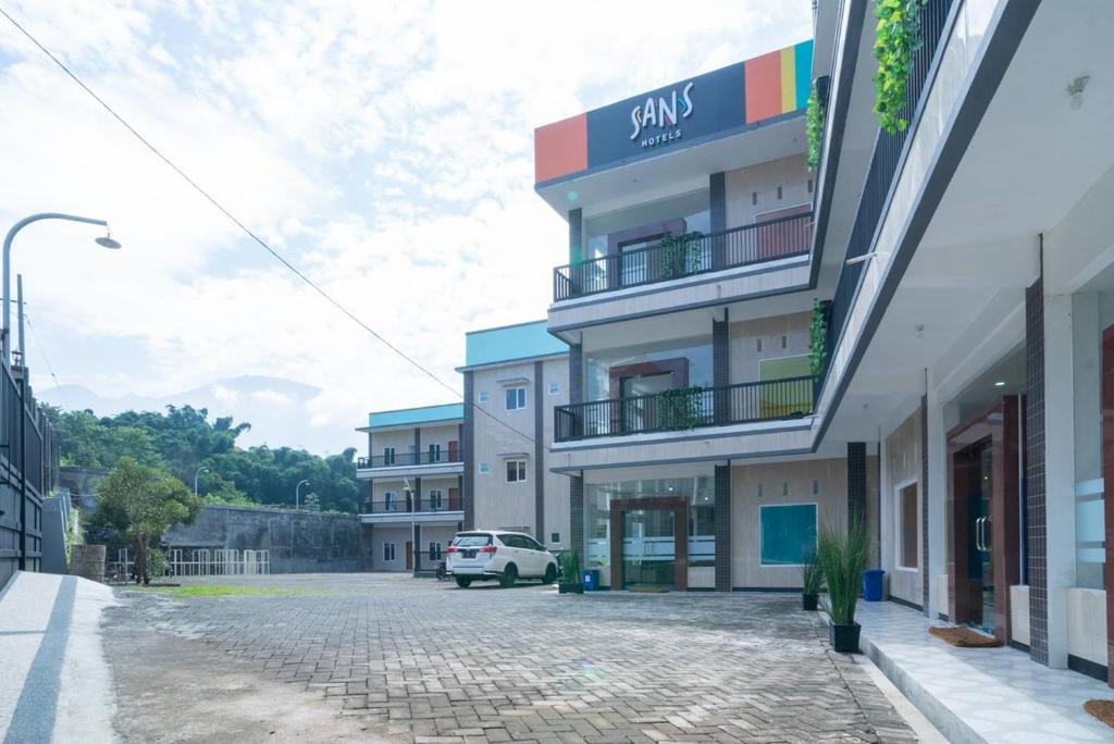 Batu Hotel | Sans Hotel Queen Batu