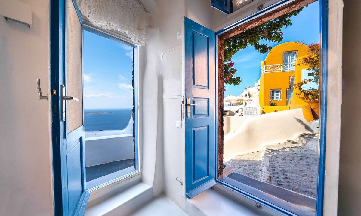 Oia House | SantoriniParadise: HELIOS villa, amazing sunset views, perfect dream vacation!