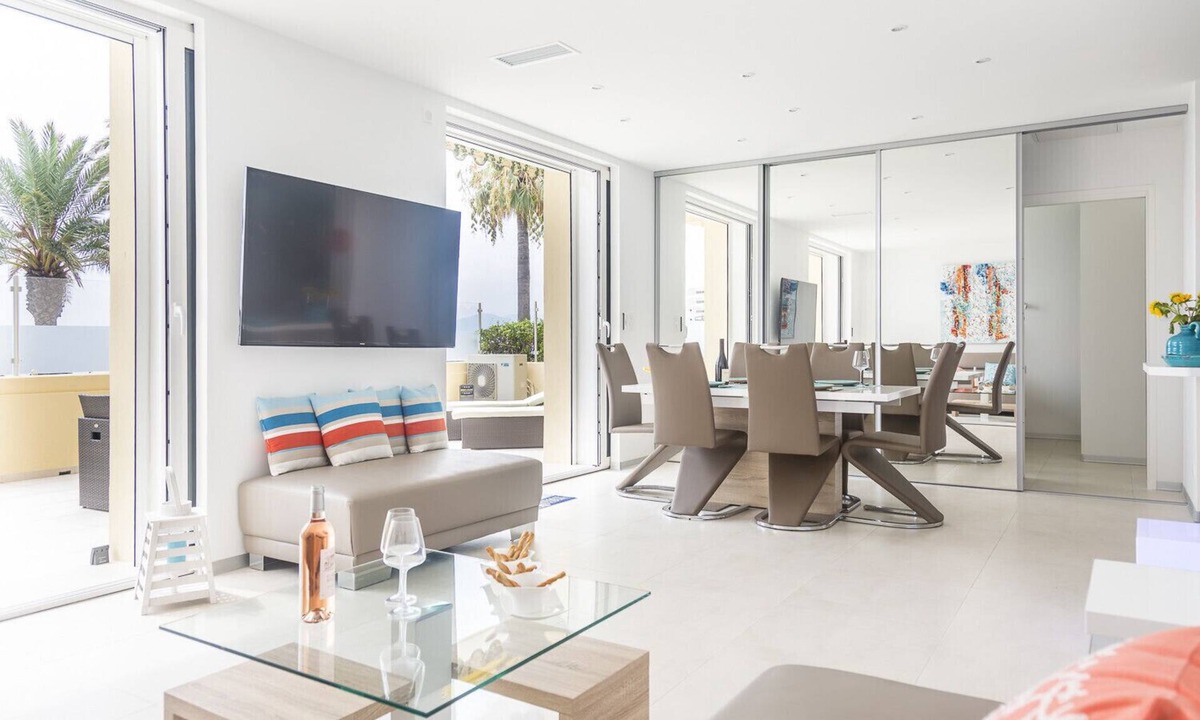 Cannes City Centre Apartment | Seafront apartment with large terrace