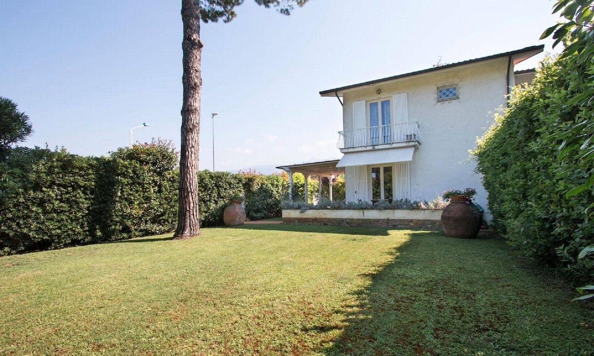 Forte dei Marmi Villa | Semi-detached villa in Forte dei Marmi 2 bedrooms, 3 bathrooms