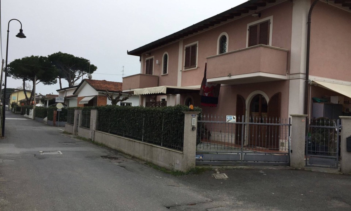 Cinquale Apartment | Semi detached villa on two floors for 4 persons, terrace for meals outside and private parking. In a