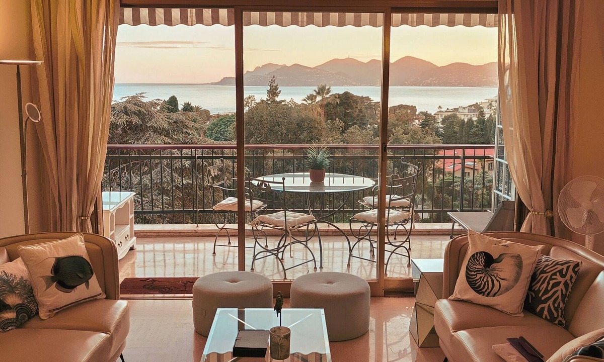 La Croix des Gardes Apartment | Serene Upmarket Apartment With Views, 450m from Beach, 700m from the Old Town