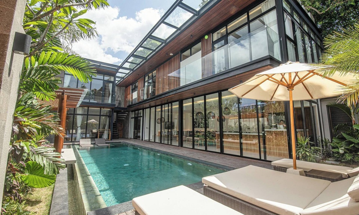 Batubelig Villa | Spacious 12BR Retreat 400m from Café Del Mar