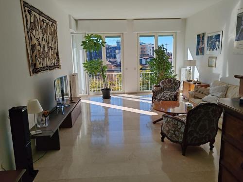 Washington Apartment | Spacious Apartment - M4 to Duomo - Free Garage