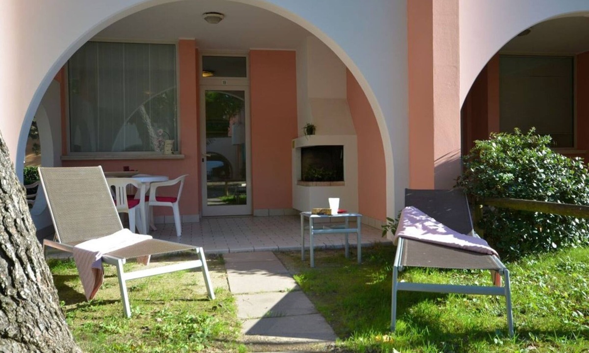 Bibione Villa | Spacious family villa with shared pool