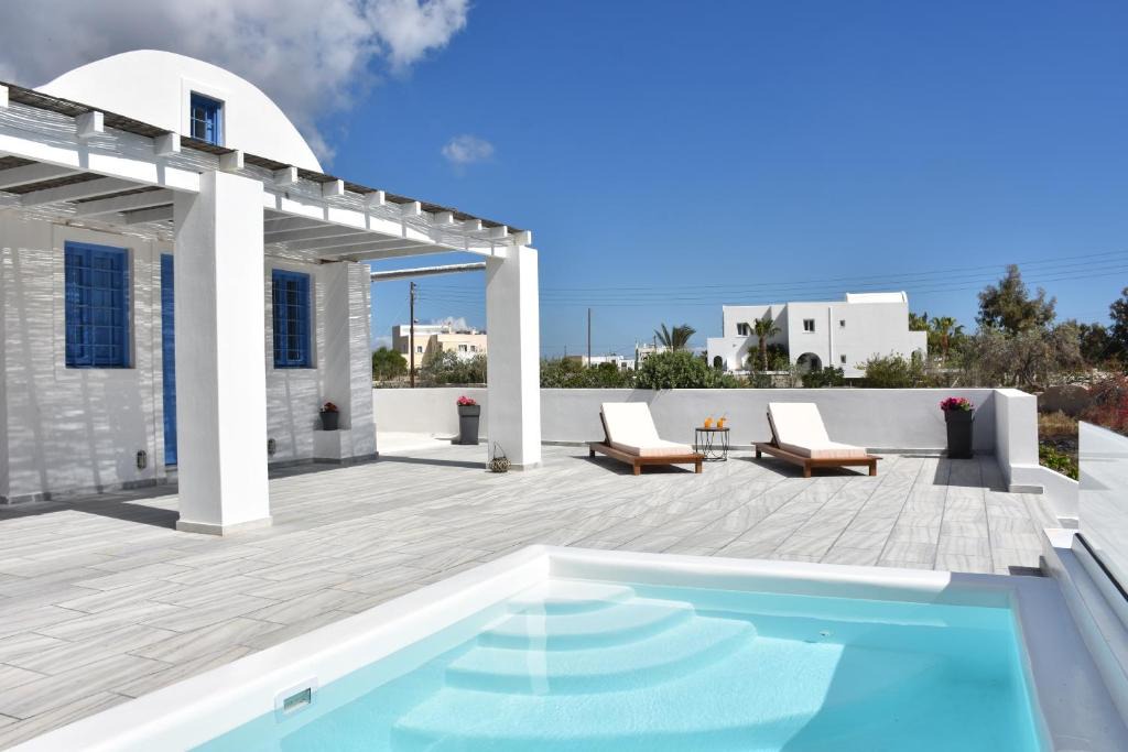 Kamari Villa | Spacious veranda, house for 3, in the village.
