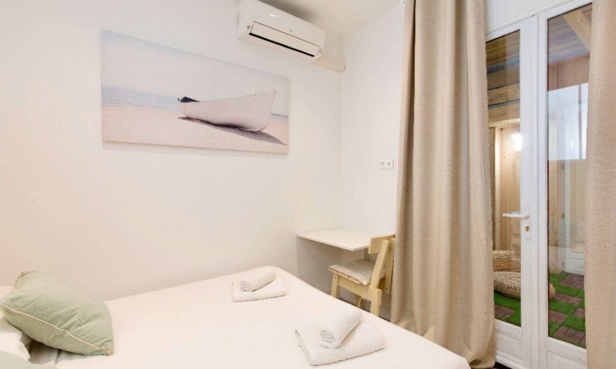 Prado - Republique Apartment | St Nicolas - Cosy "Cabane de plage" avec A/C & Patio à 10 min to Palais