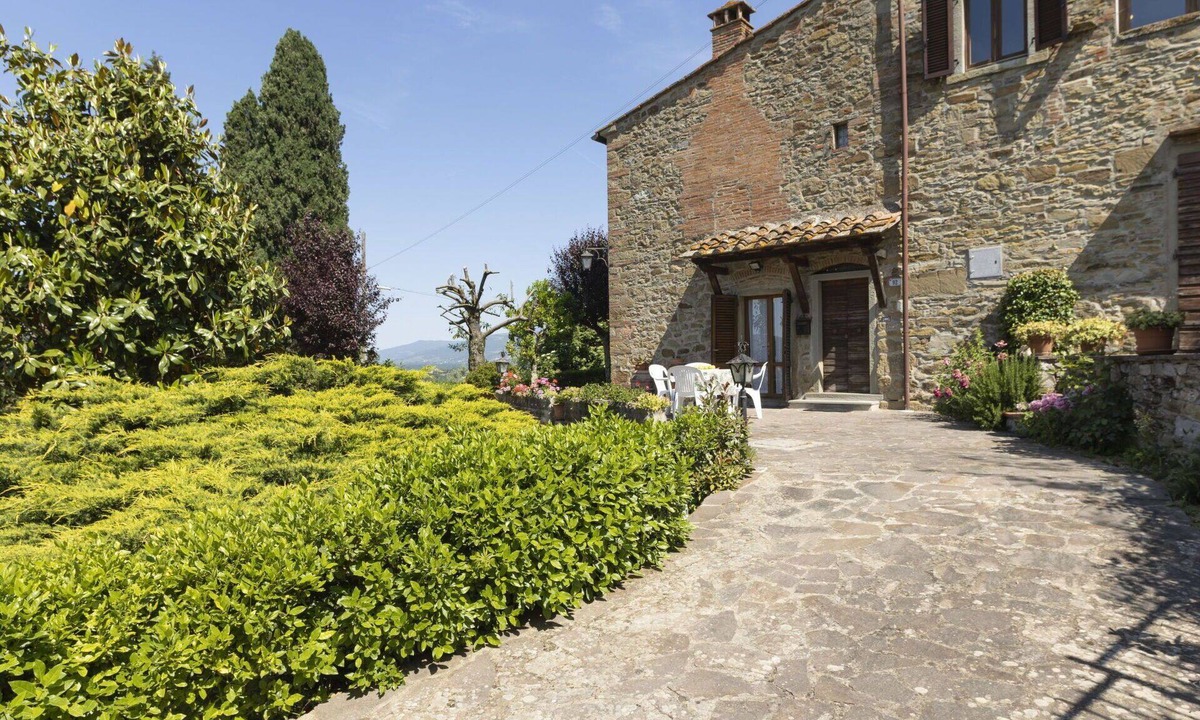 Ponte Buriano House | Stunning private villa for 4 people with TV, terrace and pets allowed