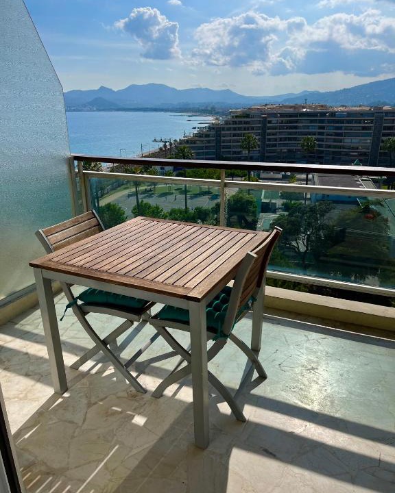 Cannes La Bocca Apartment | Studio Château de la Mer