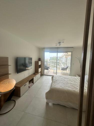 Saint-Laurent-du-Var Apartment | Studio en bord de mer avec piscine sur le toit