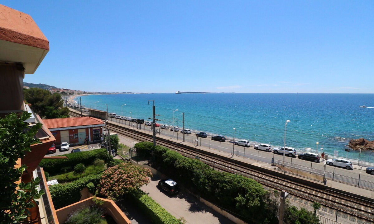 Cannes La Bocca Apartment | Studio facing the sea Panoramic view. Direct access to the beach