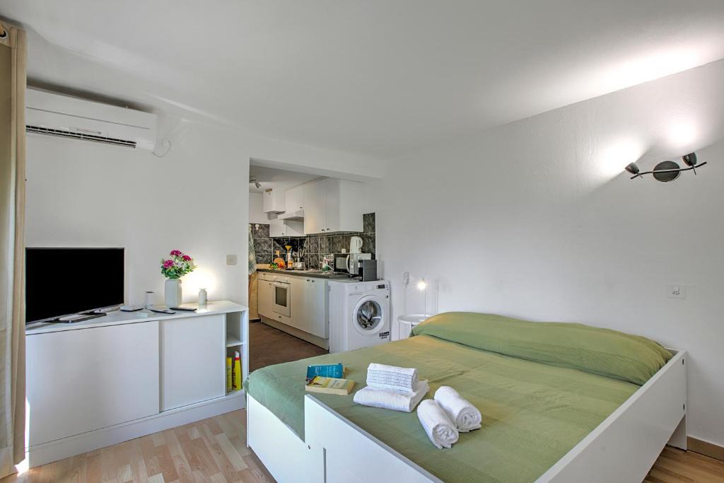 Agno Apartment | Studio w/Panoramic view, Shared Pool, Garden & Terrace - Happy Rentals
