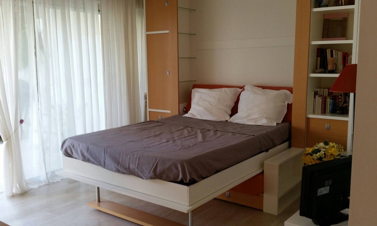 La Croix des Gardes Apartment | Studio with gardens, swimming pool and tennis