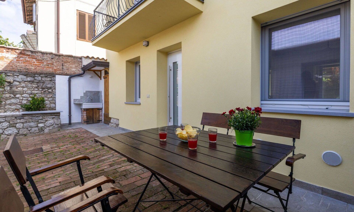Bottenicco House | Stunning private villa for 5 guests with WIFI, A/C, TV and patio