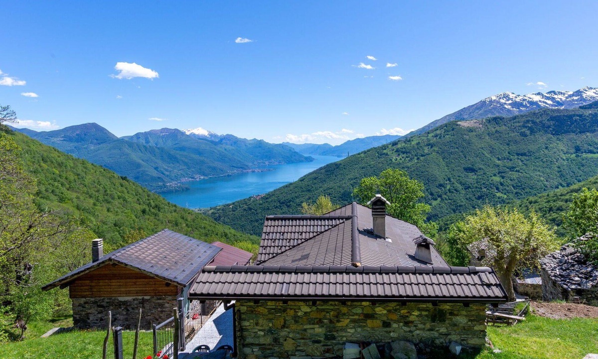 Peglio House | Stunning private villa for 6 guests with TV, terrace and pets allowed