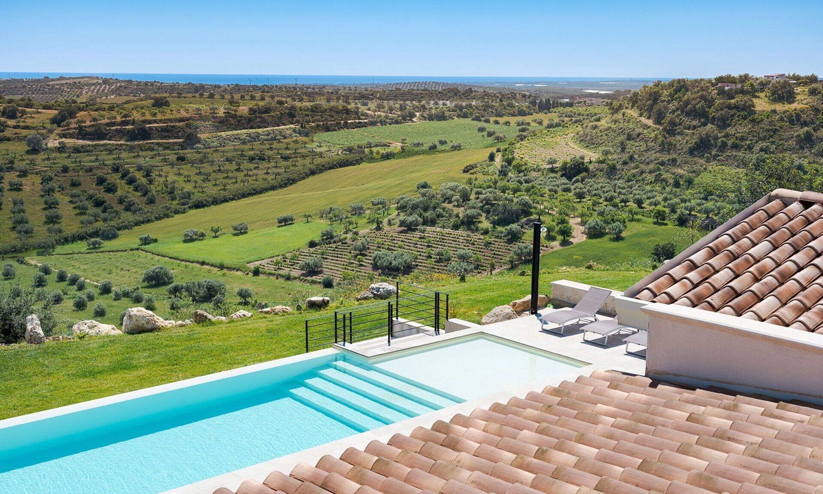 Noto Villa | Stunning private villa for 8 guests with A/C, WIFI, private pool, TV, terrace and panoramic view