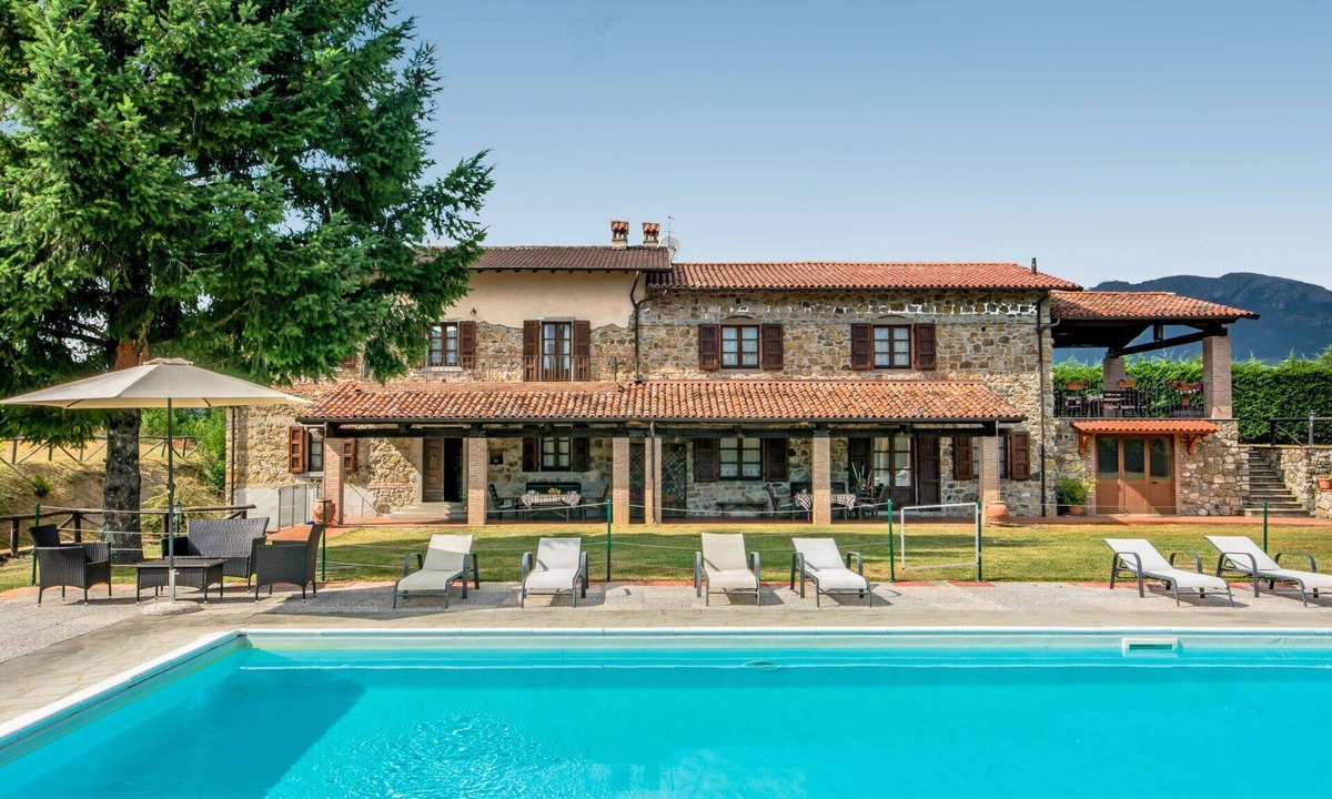 Camporgiano Villa | Stunning villa for 8 people with private pool, WIFI, TV and pets allowed