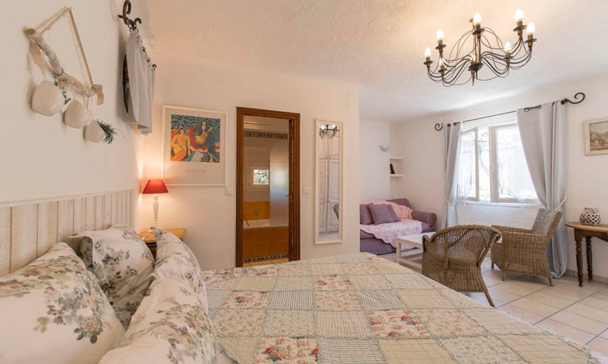 Vence House | Suite double bed + sofa bed with terrace (11)