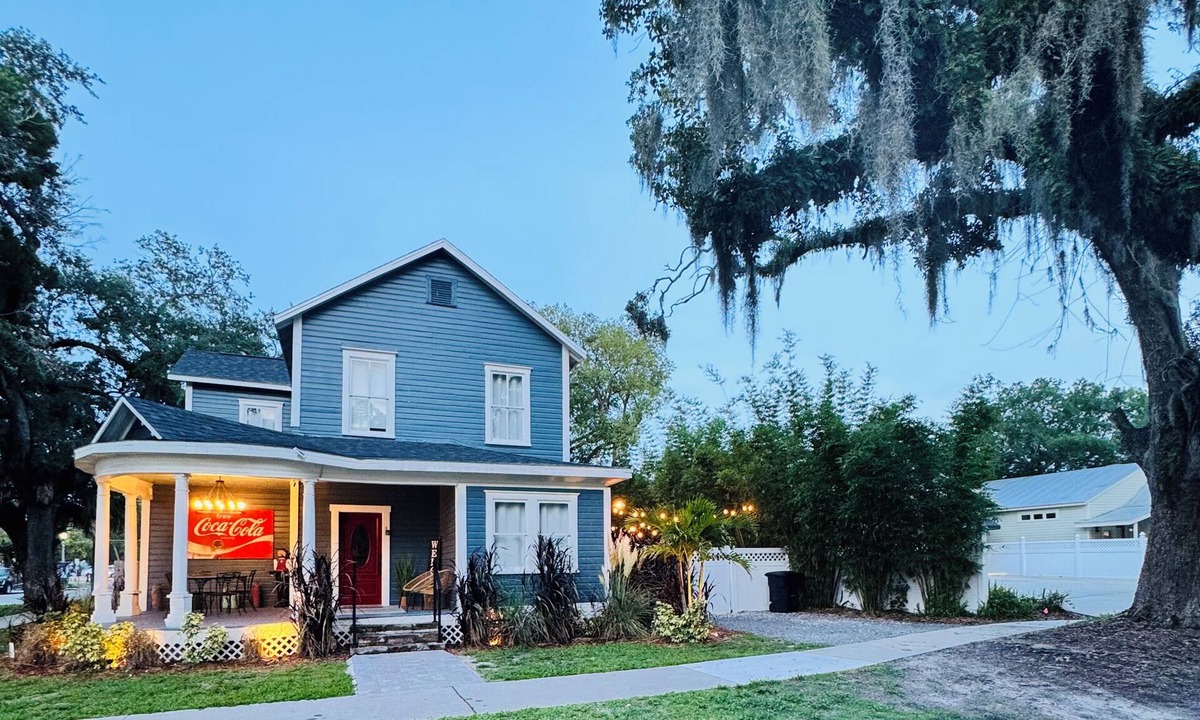 Sanford House | Sunny 5-bedroom Family Central Florida Getaway - AC, WiFi & Private Garden
