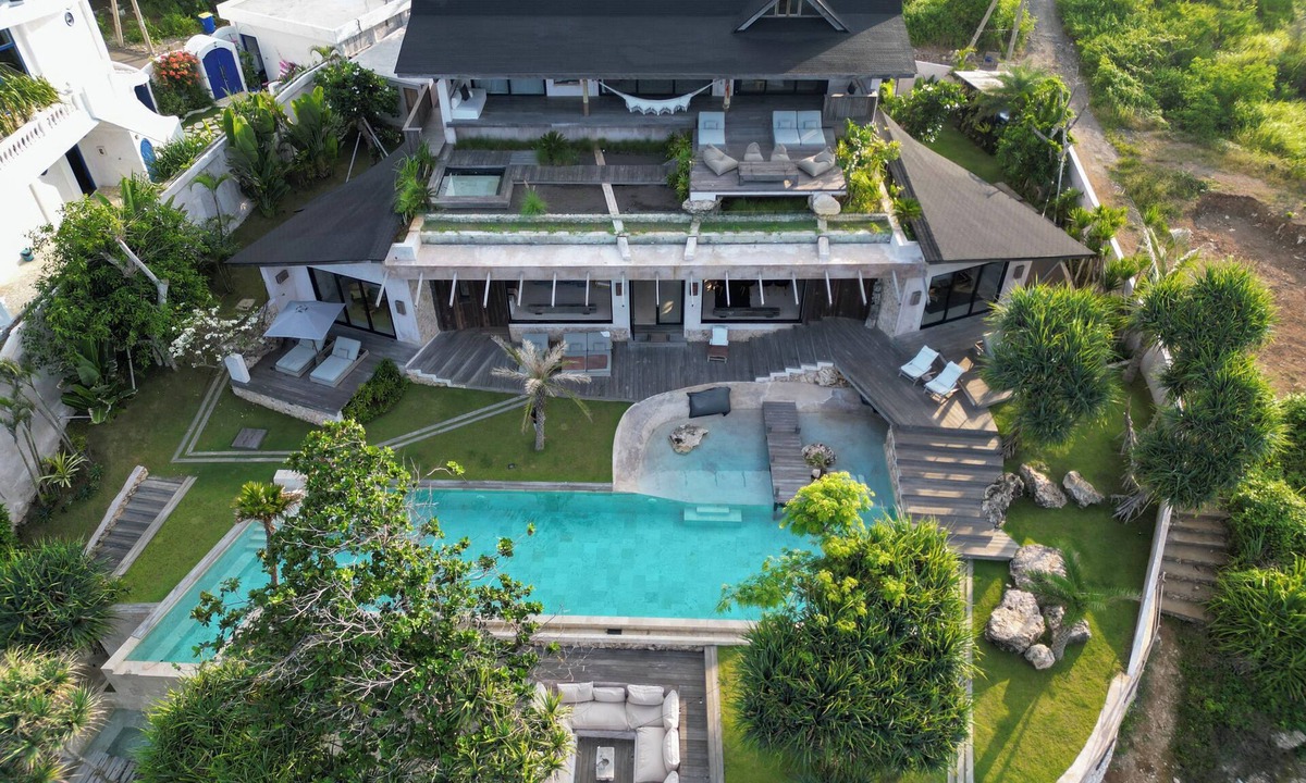 Mushroom Bay Villa | Sunset Point Paradise - Exclusive cliffside villa with ocean views