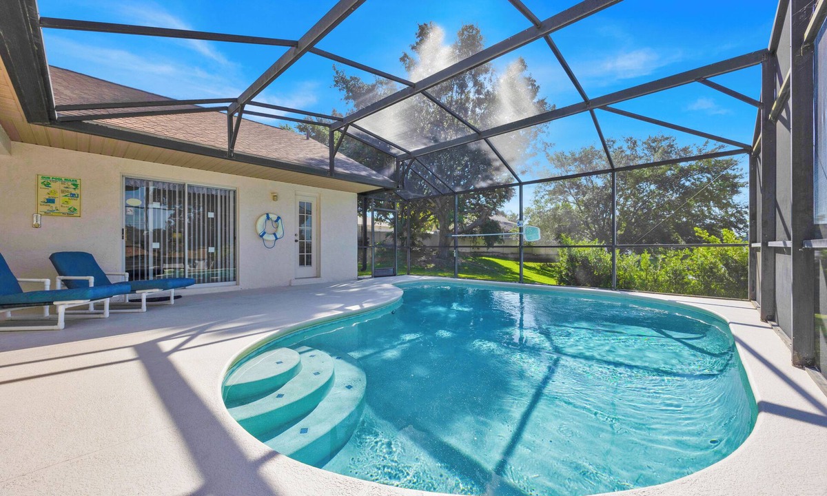 Greater Groves Villa | ‘Super spacious’ Pool villa. 400Mb wifi, 4K TV, Roku,Fully Licensed & Insured.