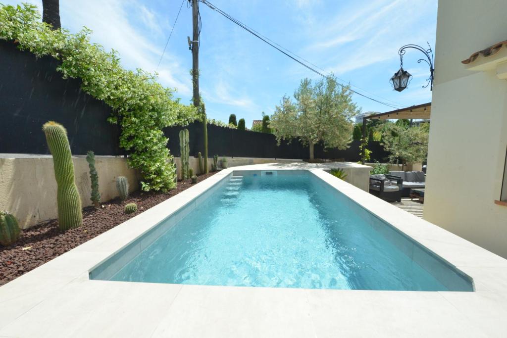 Riou - Petit Juas - Av de Grasse Villa | Superbe Villa Cannes avec terrasse & piscine