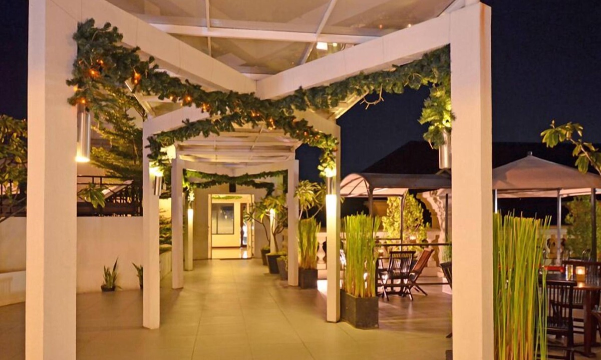 Padang Hotel | The Axana Hotel