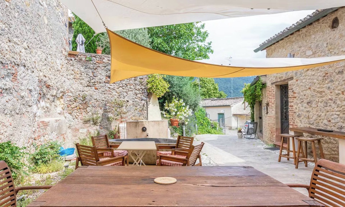 Brenna Apartment | Tiziano-Leonardo - Villa Amedeo Tuscan countryside