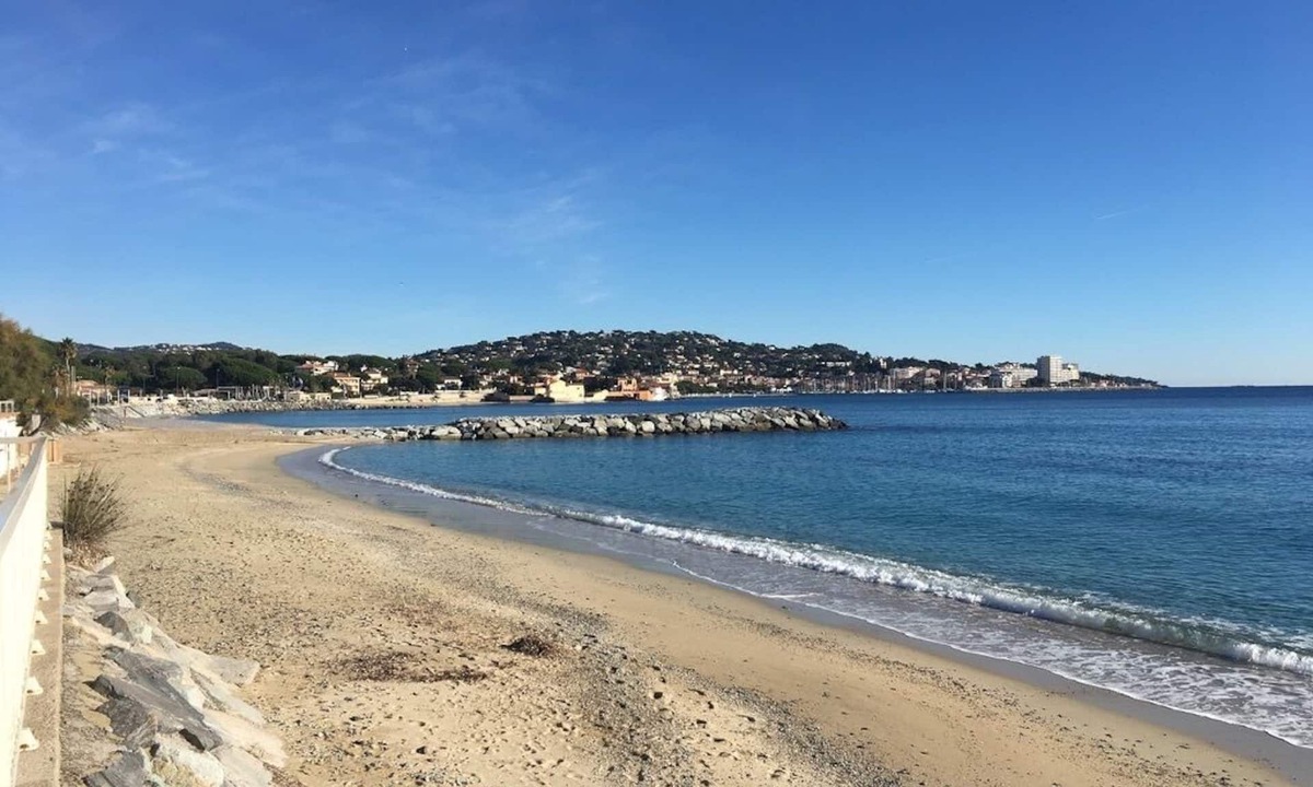 Sainte-Maxime City Centre Apartment | Top Floor Apartment in Beautiful Tree Lined Street