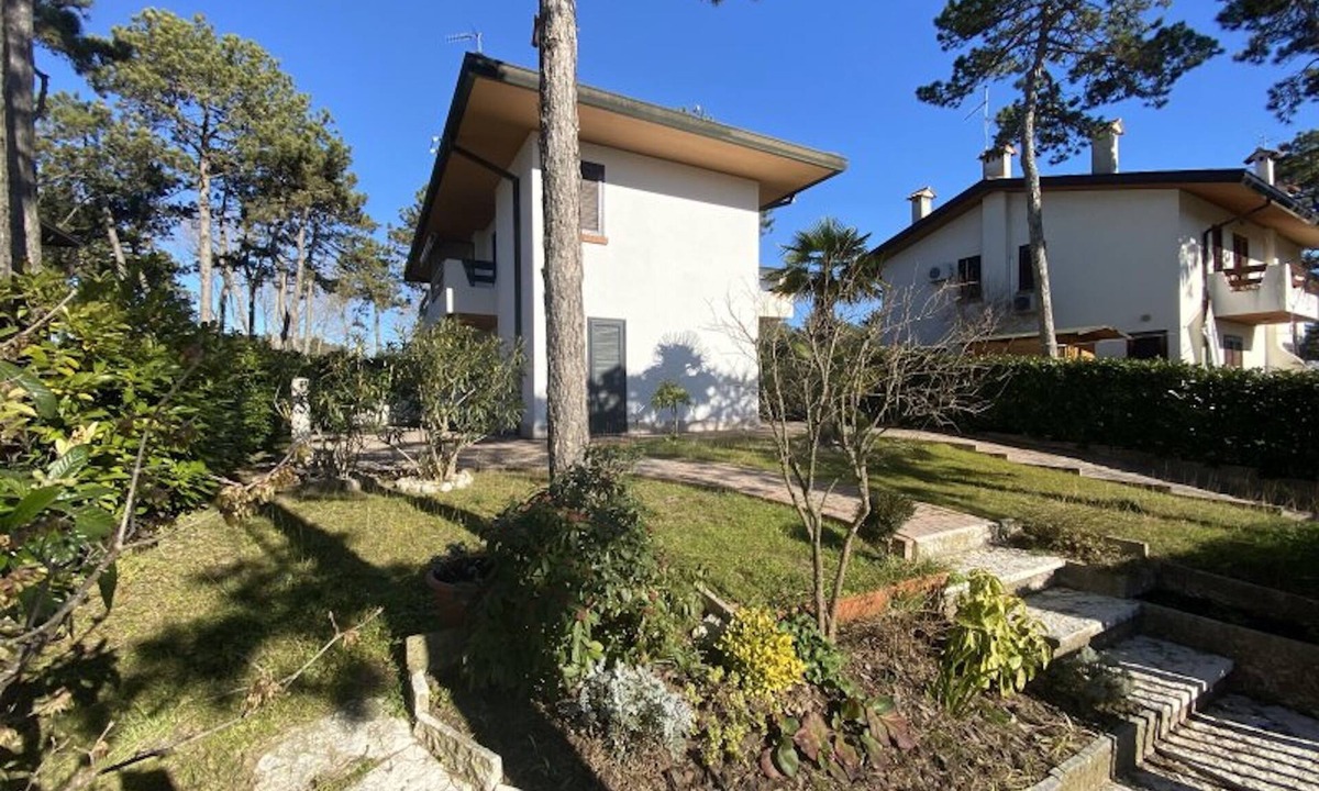 Bibione Lido dei Pini Villa | Townhouse with enclosed private garden