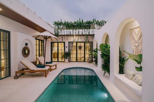 Babakan Villa | Tropical Oasis - 2BDR Central Canggu quiet luxury!